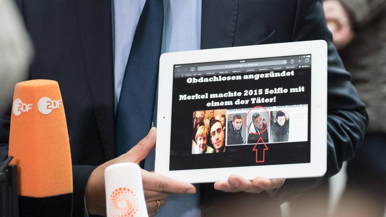 Anwalt Chan-jo Jun zeigt auf dem iPad Verleumdungen mit seinem Mandanten. Anwalt Chan-jo Jun zeigt auf dem iPad Verleumdungen mit seinem Mandanten.