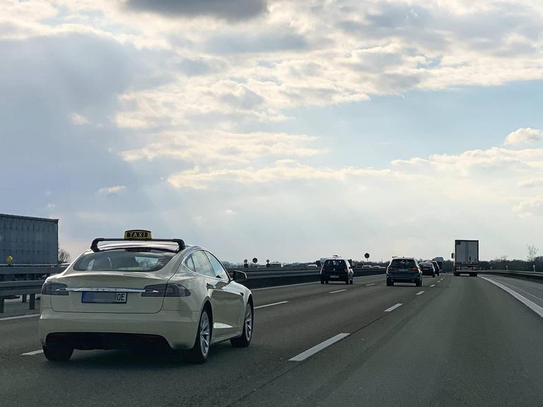 Tesla Model S: ein Taxi in München, aufgenommen im März 2019