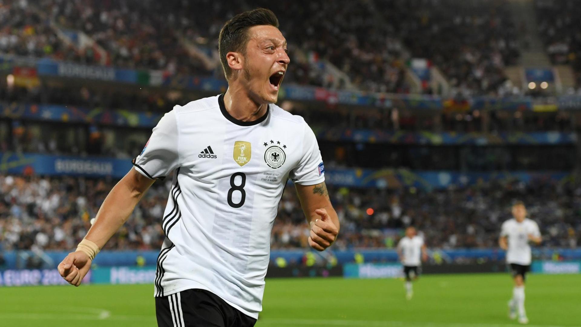 Mesut Özil feiert sein Tor zum 1-0 im EM-Viertelfinale 2016 gegen Italien.