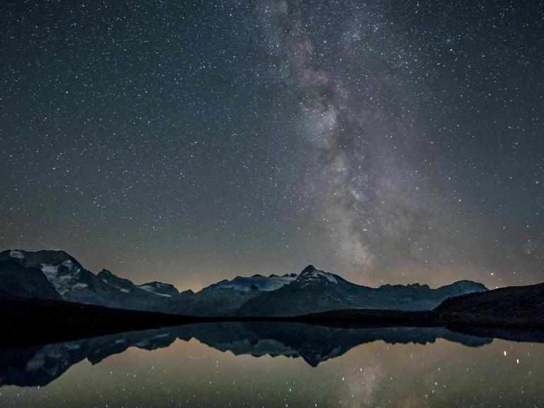 Sternenhimmel im Zillertal, der Himmel spiegelt sich in einem Bergsee