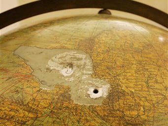 Ausstellungsstück: Der Globus von Adolf Hitler. Sowjetische Soldaten löschten das Dritte Reich mit einer Kugel aus. Ausstellungsstück: Der Globus von Adolf Hitler. Sowjetische Soldaten löschten das Dritte Reich mit einer Kugel aus.