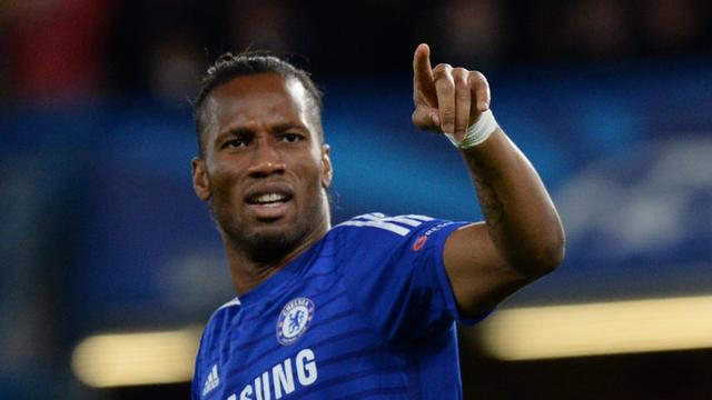Didier Drogba auf dem Fußball-Platz im Jahr 2014. Er zeigt mit der linken Hand auf etwas.