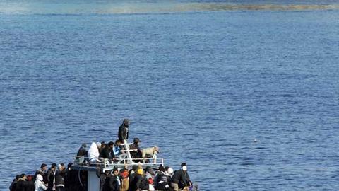 Ein Boot voller Flüchtlinge aus Tunesien vor der italienischen Insel Lampedusa.
