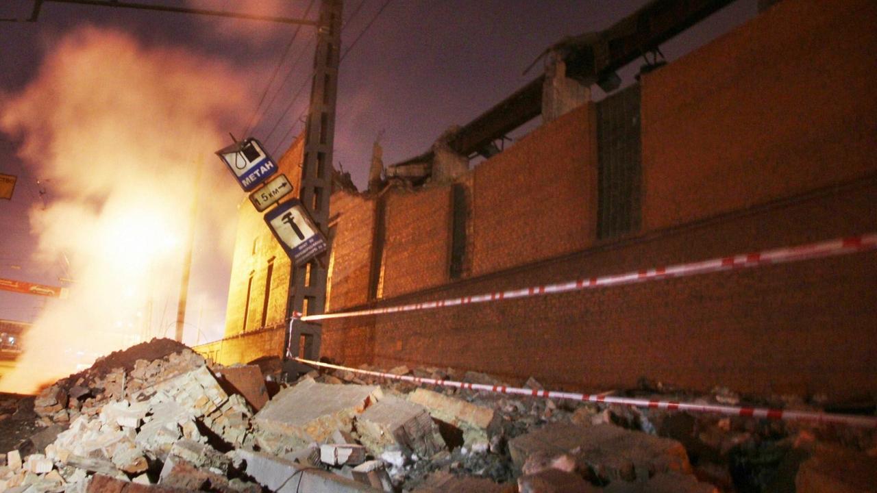 Feuer schlägt aus einem Gebäudeteil einer Zinkfabrik im russischen Tscheljabinsk. Ein Asteroid ist über der Großstadt explodiert und hat eine Welle der Verwüstung hinterlassen.