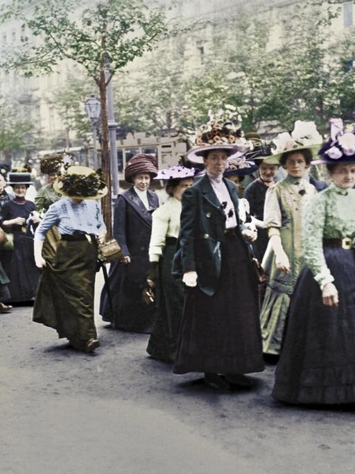 Eine Gruppe von Demonstrantinnen für das Frauen-Wahlrecht im Mai 1912 in Berlin auf dem Weg zum Versammlungsort. | Foto Gebr. Haeckel / picture alliance; digital koloriert