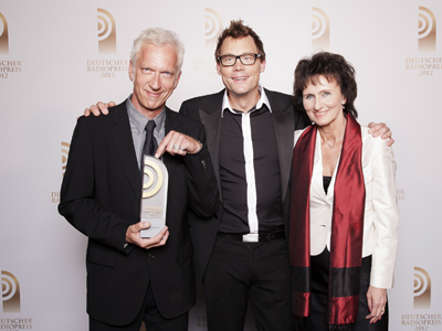 Monika Künzel und Tom Noga mit Laudator Christoph Sieber (m.) beim Deutschen Radiopreis 2012