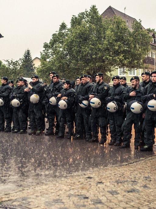 Polizisten stehen bei einer G7-Demonstration in Garmisch-Partenkirchen.