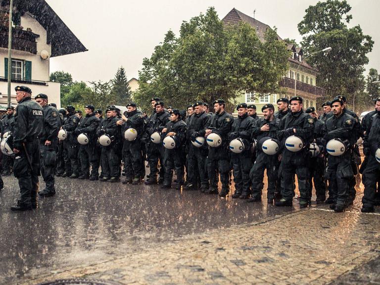 Polizisten stehen bei einer G7-Demonstration in Garmisch-Partenkirchen.