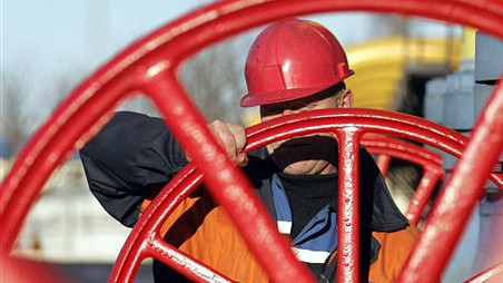 Ein weißrussischer Arbeiter dreht an einem Ventil der Yamal-Europe Gas-Pipeline 80 Kilometer südwestlich der Haupststadt Minsk.