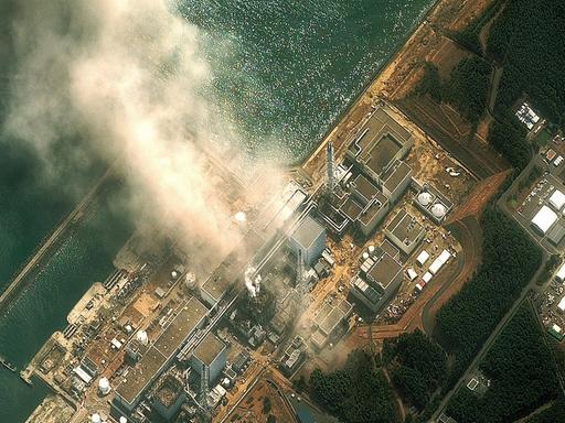 Rauchwolke über Fukushima Daiichi am 14. März 2011