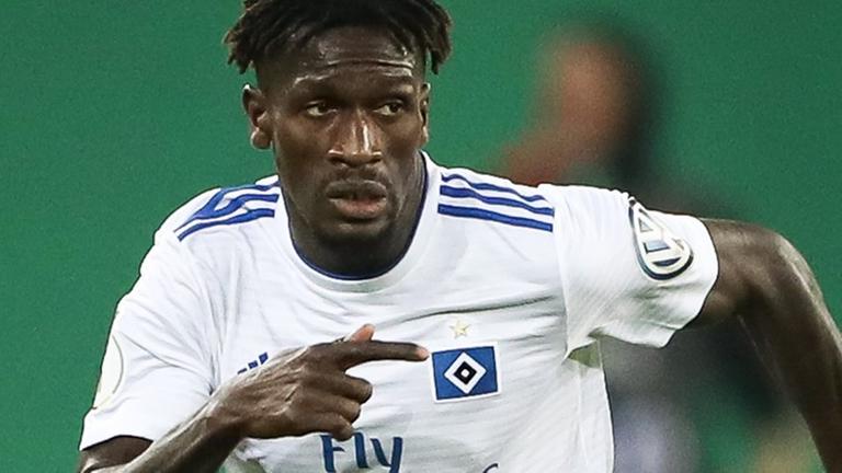 Bakéry Jatta trägt ein weißes Trikot und läuft.