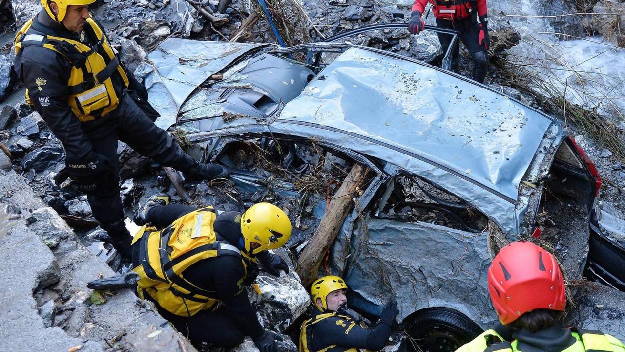 In Nord-Italien ist ein Auto von einer Schlamm-Lawine mitgerissen worden.