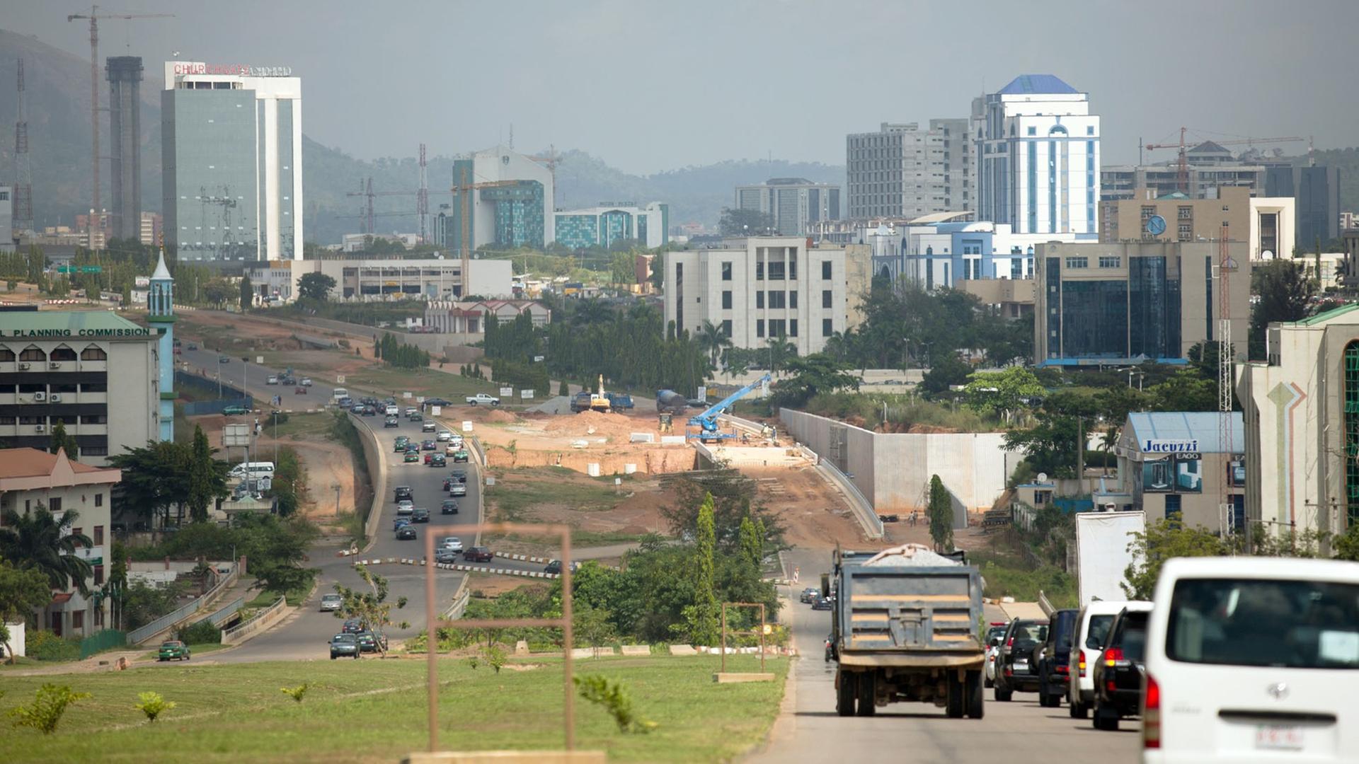 Eine neu gebaute Straße vom Flughafen führt am 02.11.2012 ins Zentrum von Abuja in Nigeria.