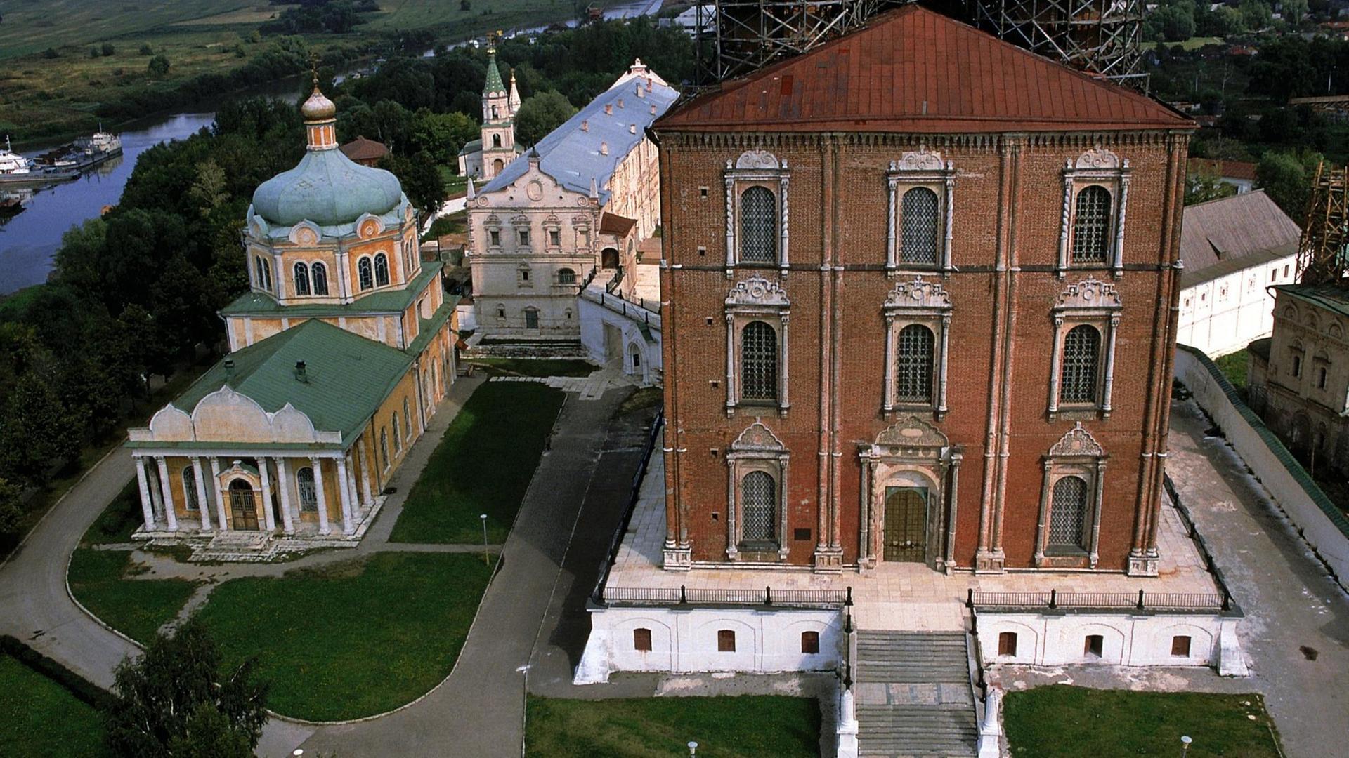 Die Christi Geburt-Kathedrale aus dem 14. Jahrhundert und die Mariä-Himmelfahrts-Kathedrale. In der Mitte der Palast des Fürsten Oleg (1653-1692).