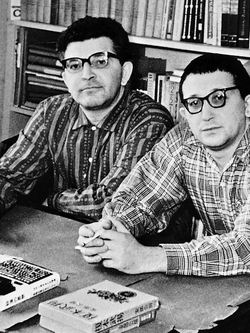 Die beiden russischen Schriftsteller, die Brüder Arkadi (l.) und Boris Strugatzki.