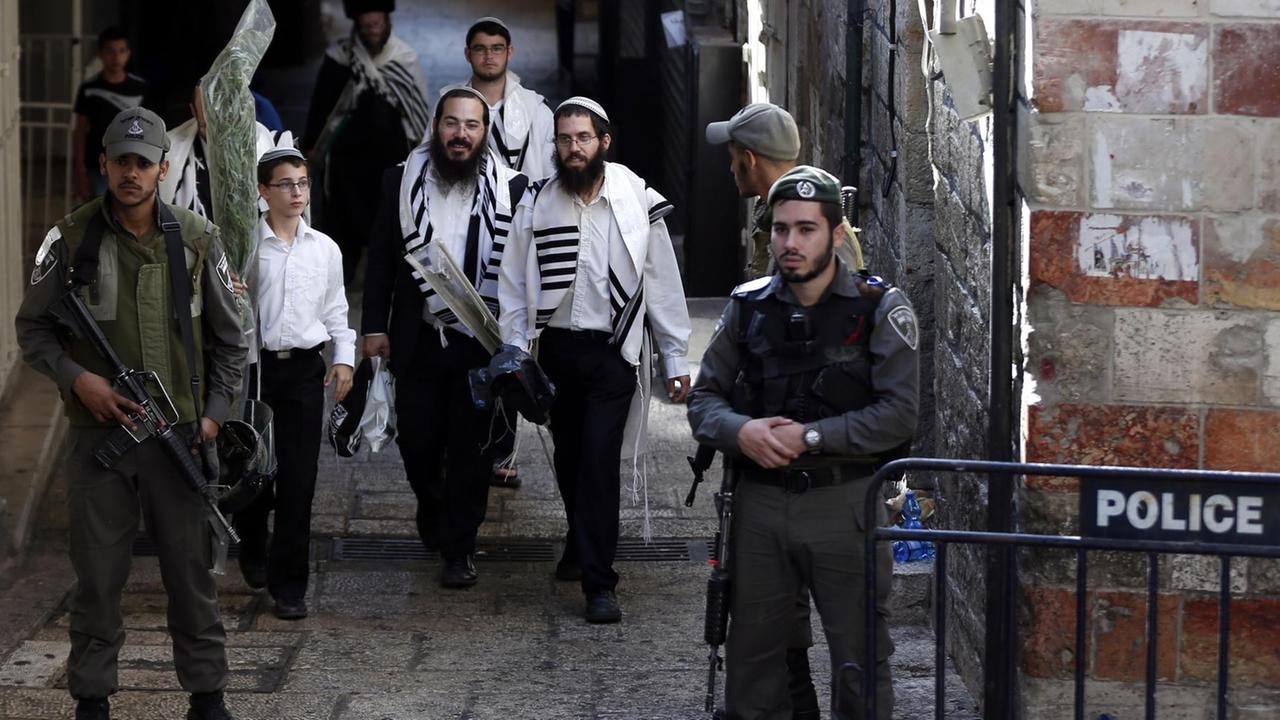 Israelische Polizisten sichern die Straßen der Altstadt Jerusalems.