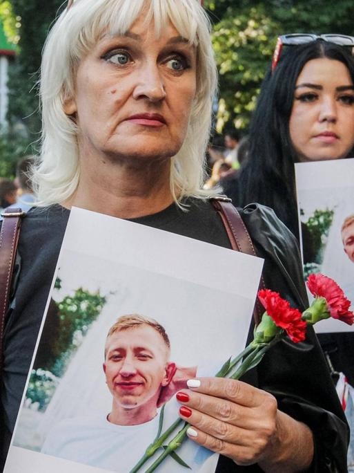 Aktivistinnen und Aktivisten in Kiew (Ukraine) halten zum Gedenken Porträts des belarussischen Oppositionellen Witali Schischow in der Hand. Er wurde erhängt in einem Park gefunden, nicht weit von seinem Zuhause entfernt.