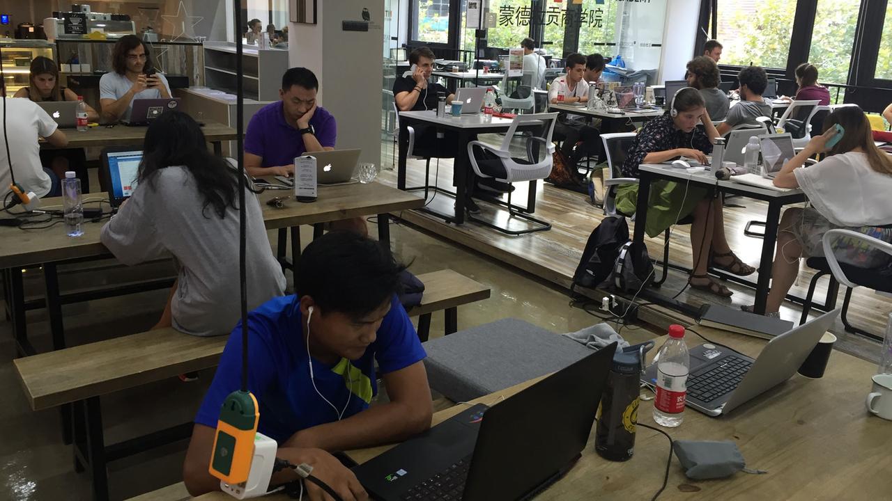 Menschen sitzen im Co-Working-Büro "Sandbox" in Shanghai
