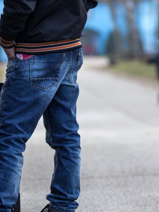 Dossier Flüchtlinge: Eine Hand greift an einen Zaun