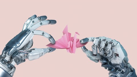 Die Grafik zum Podcast "Wissenschaft im Brennpunkt" zeigt zwei Roboterhände, die einen aus Papier gefalteten Origami-Kranich halten