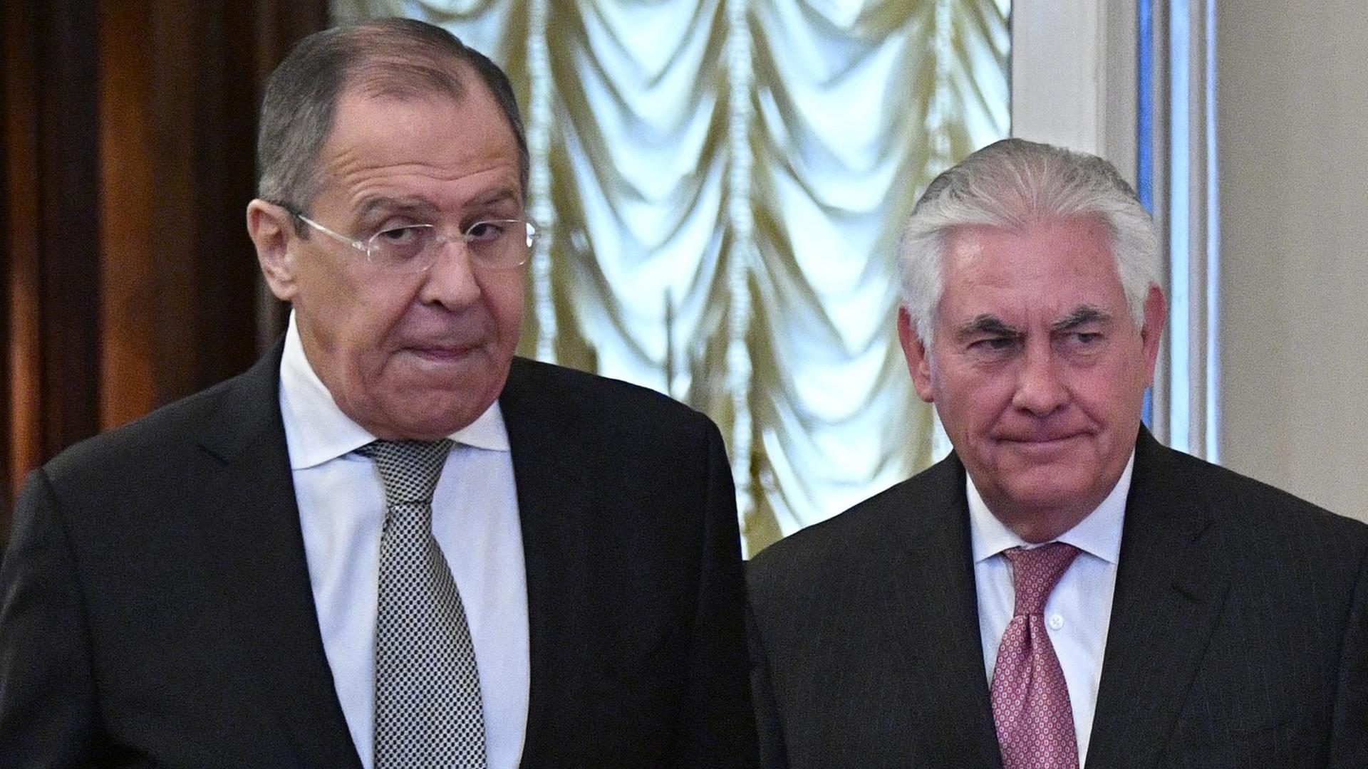 Lawrow und Tillerson blicken ernst in die Kameras