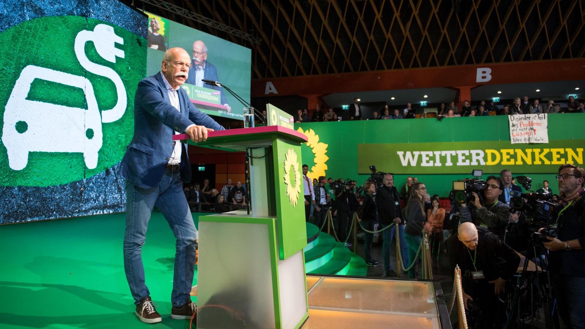 Daimler-Chef Zetsche steht am Rednerpunkt auf dem Parteitag der Grünen.