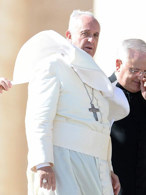 Wind verfängt sich am 22.10.2014 auf dem Petersplatz in Rom in der Kleidung von Papst Franziskus.