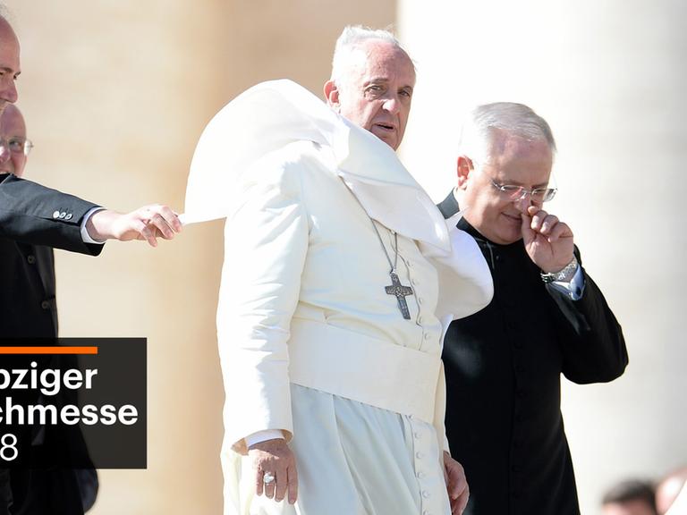 Wind verfängt sich am 22.10.2014 auf dem Petersplatz in Rom in der Kleidung von Papst Franziskus.