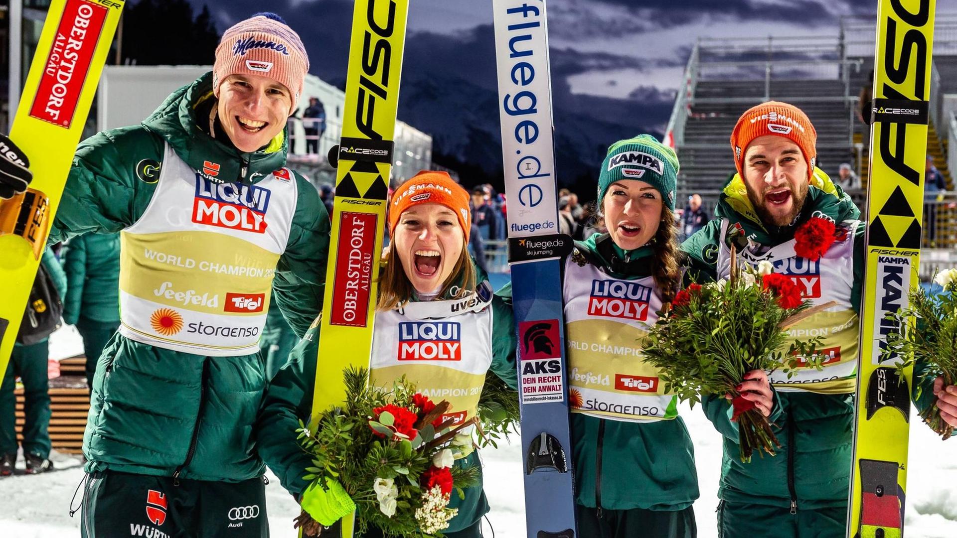Das deutsche Team, bestehend aus Karl Geiger, Katharina Althaus, Juliane Seyfarth und Markus Eisenbichler, hat bei der Nordischen Ski-WM Gold im Skisprung-Mixed-Wettkampf gewonnen.