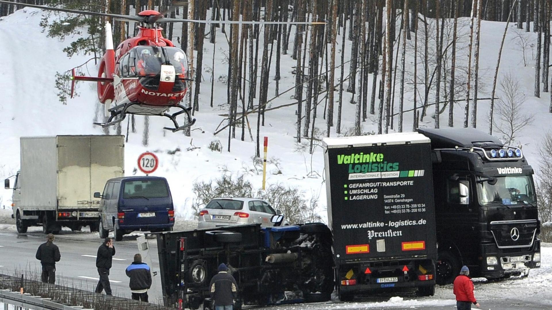 Ein Notarzt-Rettungshubschrauber landet am 28.01.2010 auf der A 10 am Dreieck Spreeau in der Nähe eines umgekippten Kleintransporters.