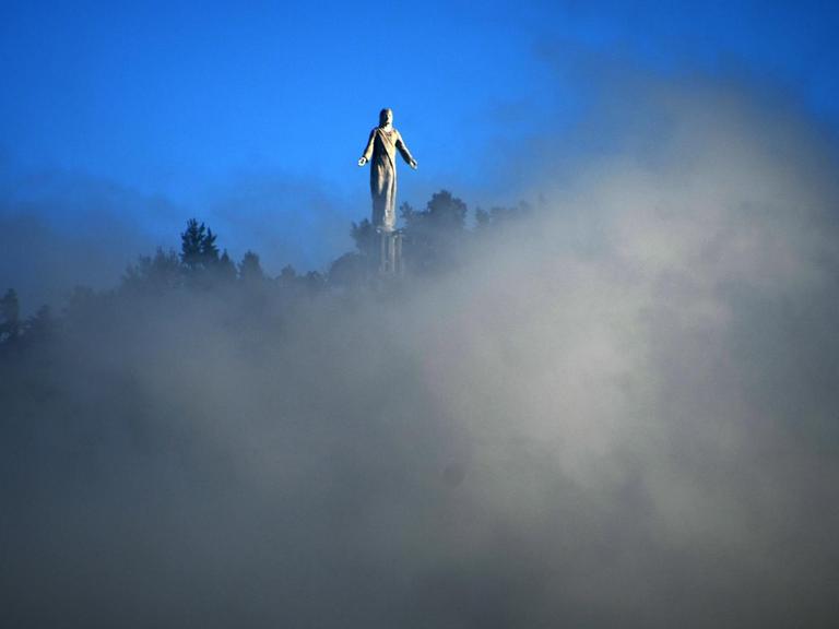 Eine Jesus-Statue in der honduranischen Hauptstadt Tegucigalpa - davor dunkle Wollken