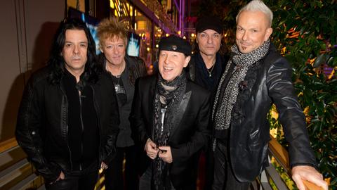 Die Band Scorpions, bestehend aus Pawel Maciwoda (l-r), James Kottak, Klaus Meine, Matthias Jabs und Rudolf Schenker, am 06.02.2015 in Berlin während der 65. Internationalen Filmfestspiele