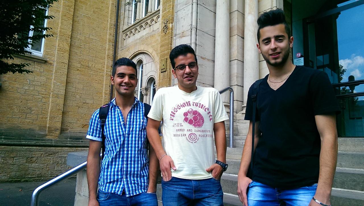 Die drei jungen Syrer Raman, Abdulmoeen und Bahi vor dem Ratsgymnasium in Goslar.