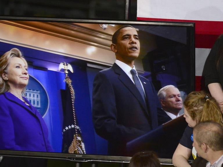 Unterstützer schauen auf ein Video von US-Präsident Barack Obama und der demokratischen Präsidentschaftskandidatin Hillary Clinton im Clark County Government Center in Las Vegas, Nevada, USA, am 19. Februar 2016.