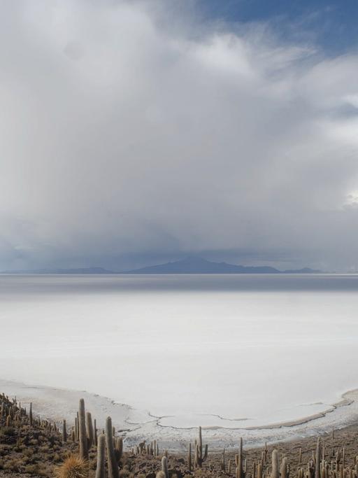 Blick auf den Salar de Uyuni in Bolivien, den größten Salzsee der Welt