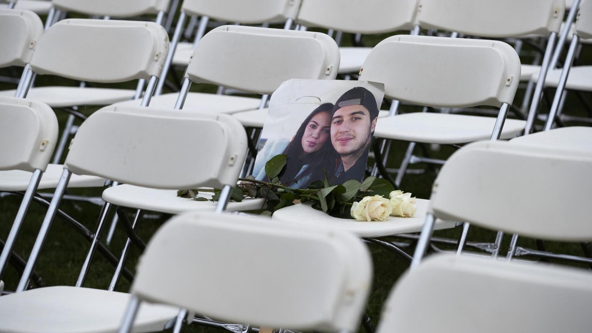 Leere Stühle stehen symbolisch für die Opfer vor der russischen Botschaft in Den Haag