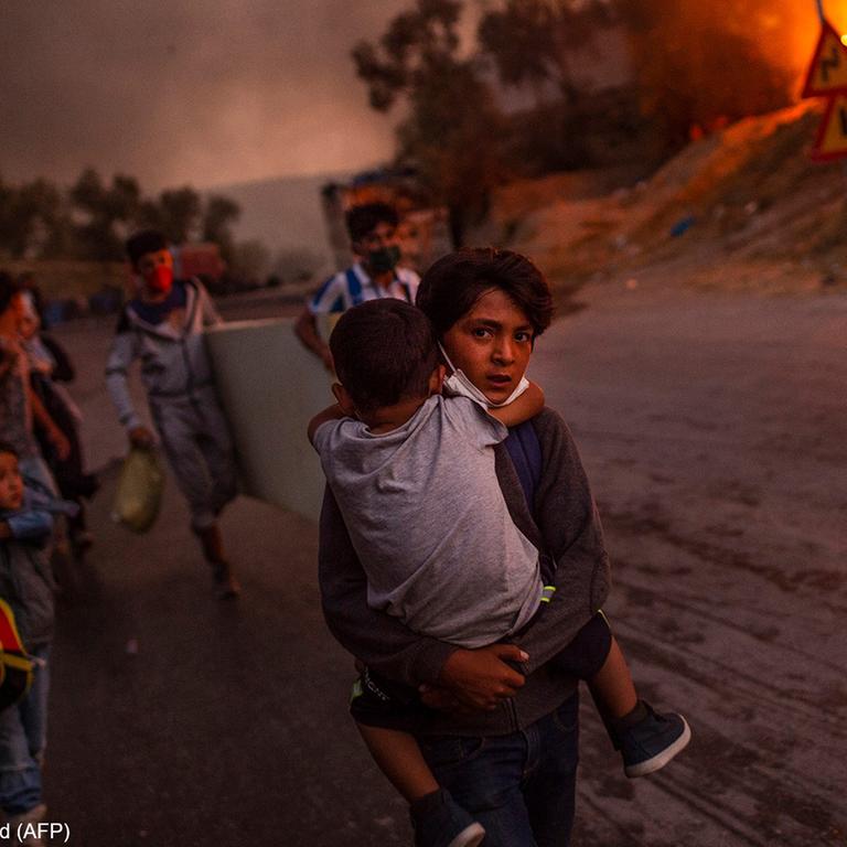 Das "Unicef-Foto des Jahres" 2020 zeigt Kinder, die aus dem brennenden Flüchtlingslager Moria auf der griechischen Insel Lesbos fliehen. 
