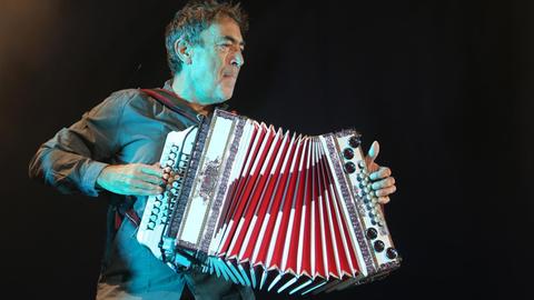 Hubert von Goisern mit seiner Ziehharmonika