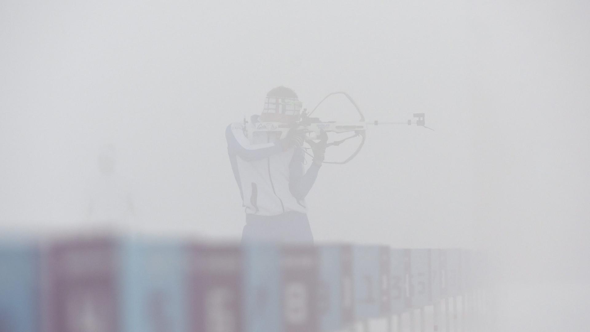Am Biathlon-Schießstand von Sotschi ist im dichten Nebel ein Biathlet zu erkennen. Am Biathlon-Schießstand von Sotschi ist im dichten Nebel ein Biathlet zu erkennen.