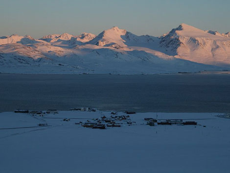 Ny Alesund auf Spitzbergen ist Sitz einer deutsch-französischen Forschungsstation.