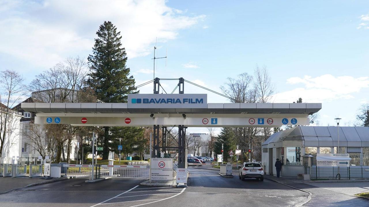 Eingang zu den Bavaria Film-Studios.