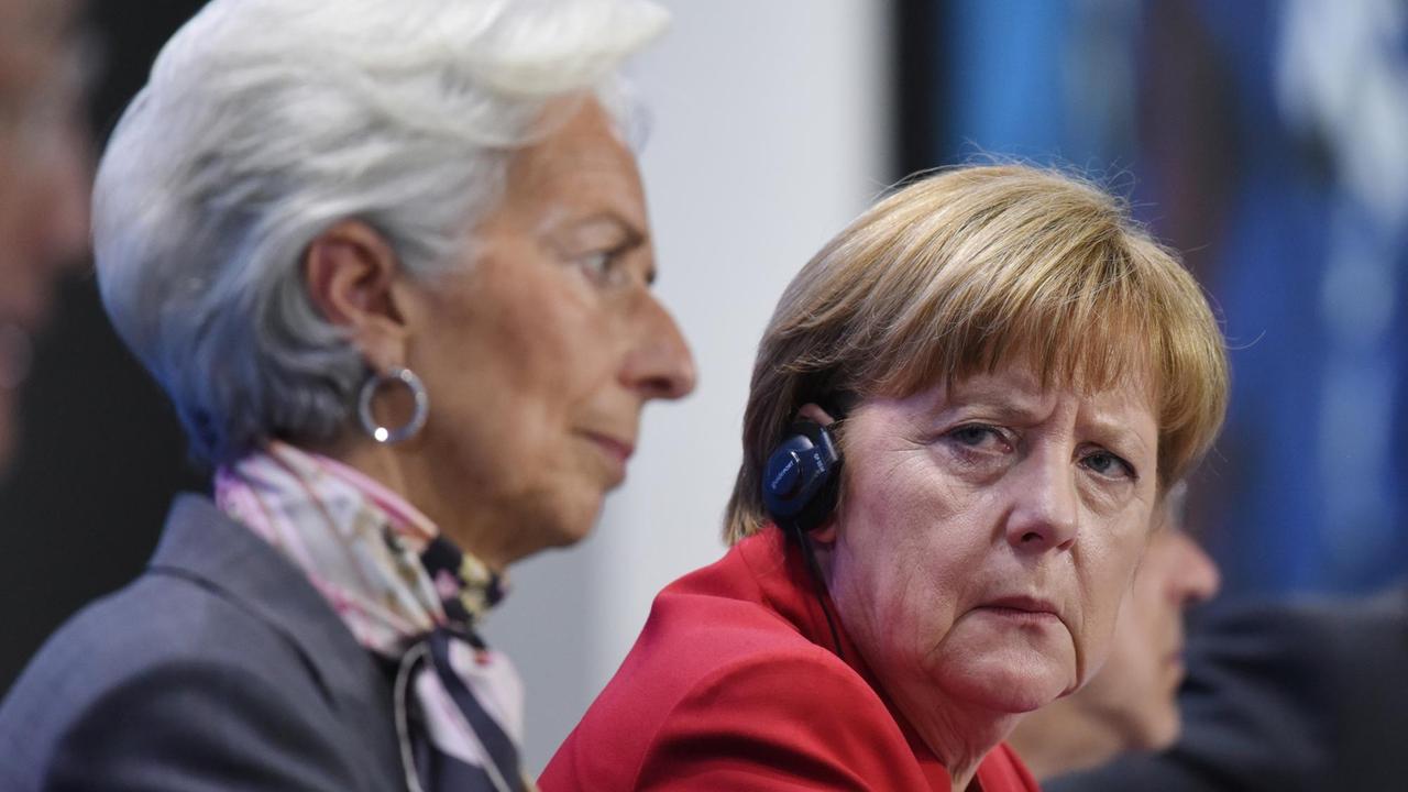 Christine Lagarde (l), Direktorin des Internationalen Währungsfonds (IWF), und Bundeskanzlerin Angela Merkel (CDU) geben am 05.04.2016 im Kanzleramt in Berlin eine Pressekonferenz. 