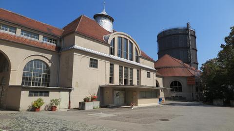 Blick auf das Hauptgebäude des Augsburger Gaswerks mit dem Gasometer im Hintergrund