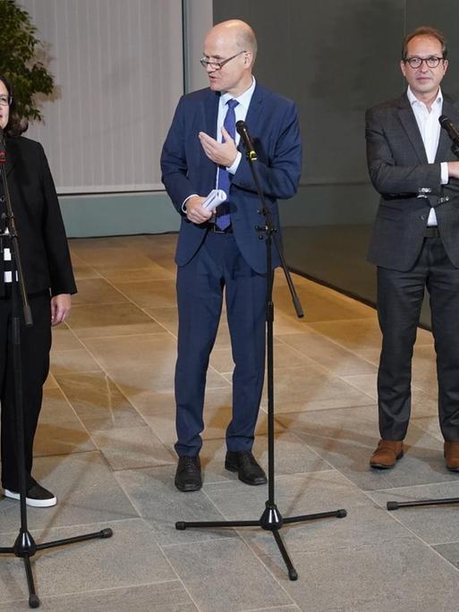 Die SPD-Vorsitzende Andreas Nahles (l-r), Ralph Brinkhaus, CDU-Fraktionsvorsitzender im Deutschen Bundestag, und Alexander Dobrindt, Vorsitzender der CSU-Landesgruppe im Deutschen Bundestag