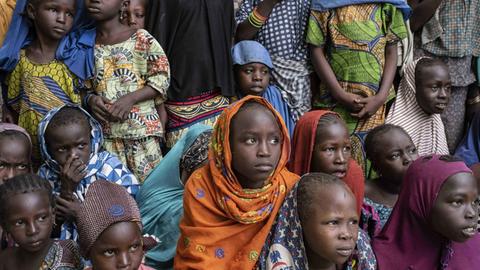 Afrikanische Mädchen in einem Camp, die vor Boko Haram geflüchtet sind.