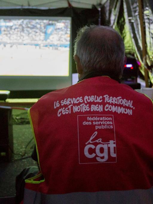 Mitglieder der französischen Gewerkschaft CGT gucken während eines Streiks das Fußball-EM-Spiel Frankreich gegen Rumänien