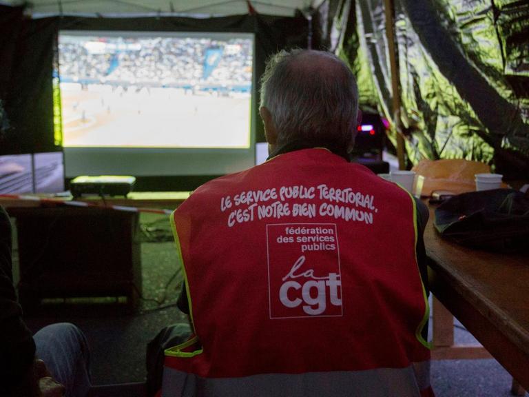 Mitglieder der französischen Gewerkschaft CGT gucken während eines Streiks das Fußball-EM-Spiel Frankreich gegen Rumänien