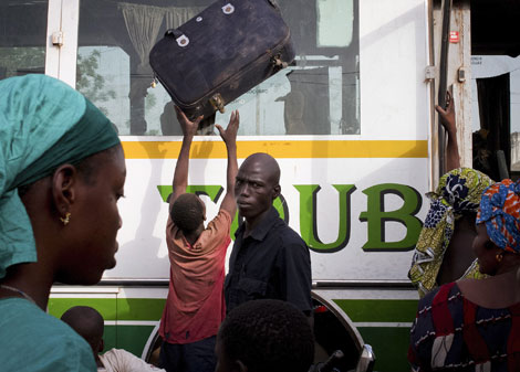 Flüchtlinge aus dem Norden Malis an der Busstation von Bamako