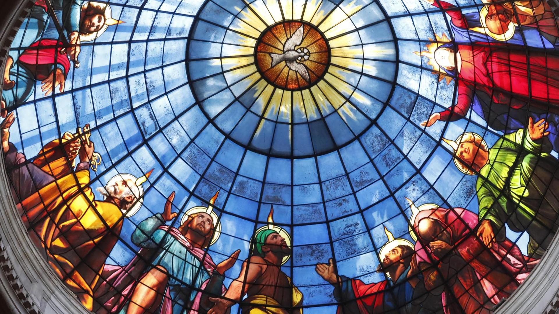 Buntglasfenster, dass das Pfingstgeschehen mit dem Heiligen Geist in Form einer Taube zeigt.