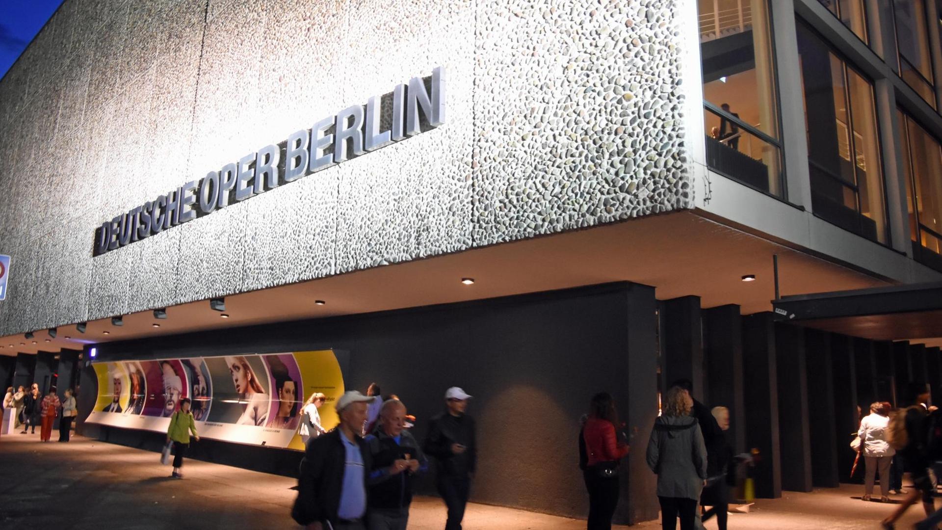 Außenaufnahme am Abend mit Schriftzug am Gebäude der Deutschen Oper Berlin Außenaufnahme am Abend mit Schriftzug am Gebäude der Deutschen Oper Berlin